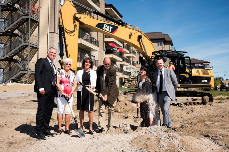 PELLETÉE DE TERRE MARQUANT LE DÉBUT DE LA CONSTRUCTION DE LA PHASE III DE LA RÉSIDENCE CHATEAU BELLEVUE