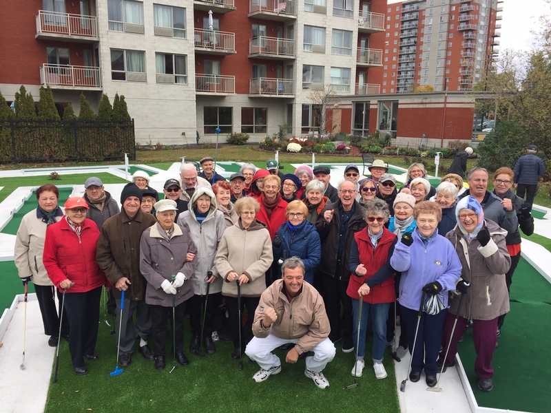 Inauguration officielle du tout nouveau mini putt des Jardins de Renoir en présence de l’icône de ce sport, monsieur Carl Carmoni