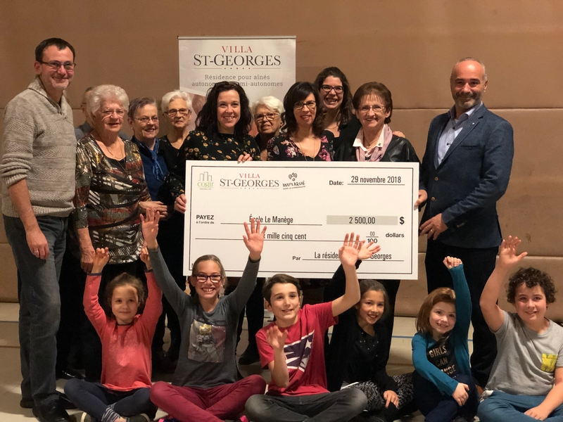 La résidence Villa St-Georges soutient l’apprentissage scolaire par la remise d’un don de 2500$ à l’école Le Manège de Victoriaville