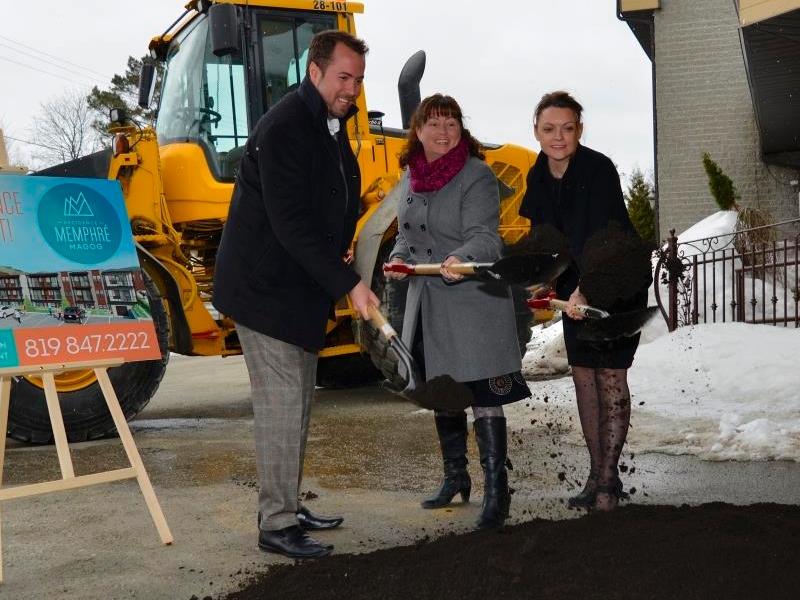 PELLETÉE DE TERRE MARQUANT LE DÉBUT DE LA CONSTRUCTION DE LA PHASE II DE LA RÉSIDENCE MEMPHRÉMAGOG