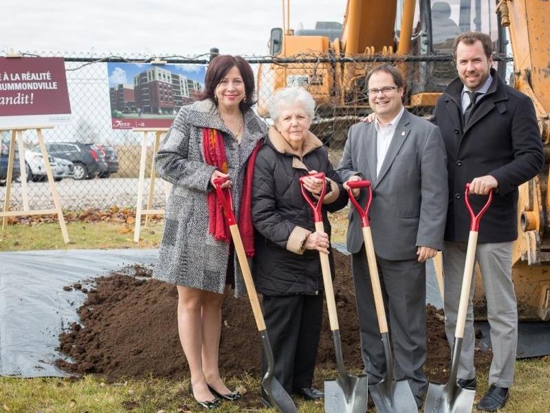 PELLETÉE DE TERRE MARQUANT LE DÉBUT DE LA CONSTRUCTION DE LA PHASE II À LA RÉSIDENCE JAZZ DRUMMONDVILLE