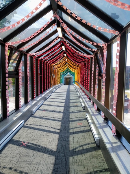 Une passerelle arc-en-ciel confectionnée par les résidents de l'Émérite de Brossard