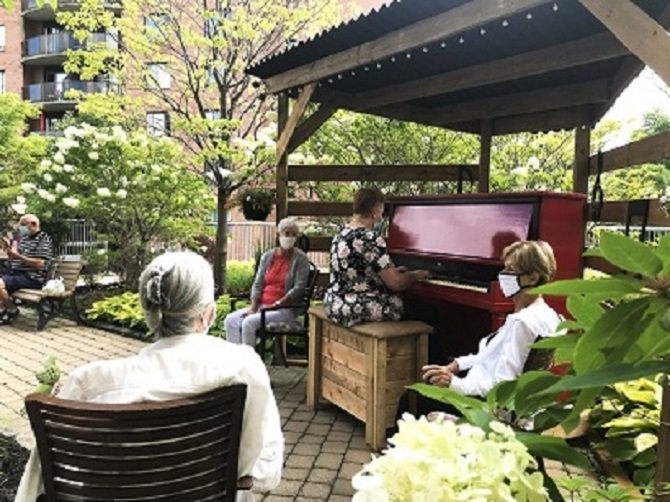 Le piano rouge qui donne du bonheur aux résidents du Domaine des Forges 1 et 3, des résidences Cogir à Laval
