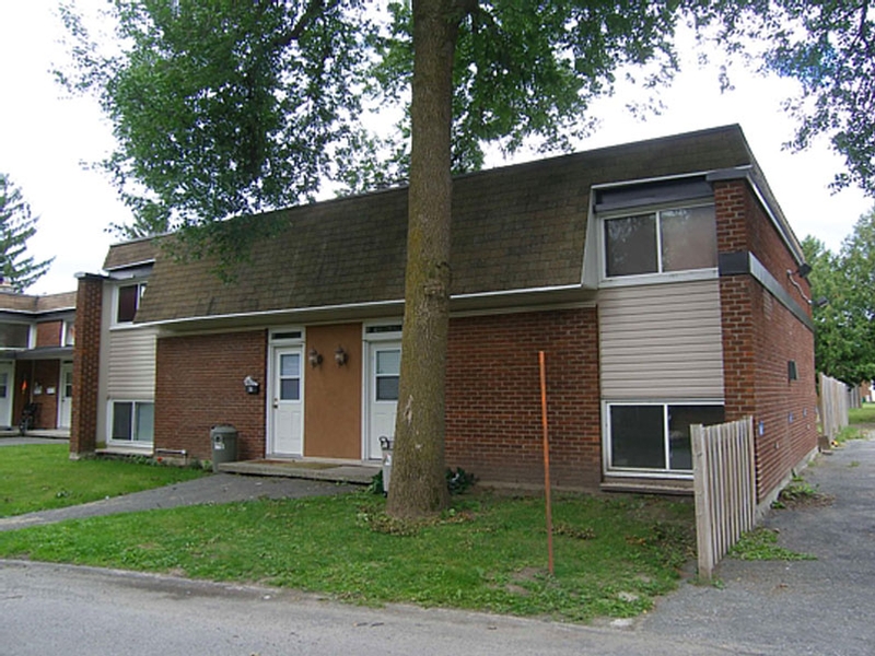 1120 Beaverbrook Residential building in Kanata